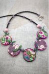 Collier long d'inspiration asiatique avec de belles perles plates faites à la main par Aniki Bijoux
