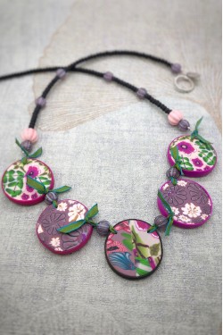 Collier long d'inspiration asiatique avec de belles perles plates faites à la main par Aniki Bijoux