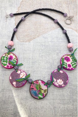 Collier long d'inspiration asiatique avec de belles perles plates faites à la main par Aniki Bijoux