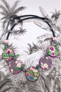 Collier long d'inspiration asiatique avec de belles perles plates faites à la main par Aniki Bijoux