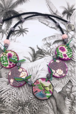 Collier long d'inspiration asiatique avec de belles perles plates faites à la main par Aniki Bijoux