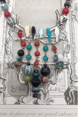 collier oiseaux sur la branche détail
