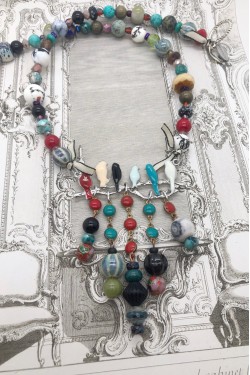 collier oiseaux sur la branche
