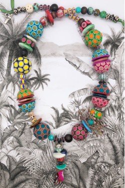 Collier long d'inspiration aborigène avec de belles perles faites à la main par Aniki Bijoux