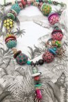 Collier long d'inspiration aborigène avec de belles perles faites à la main par Aniki Bijoux