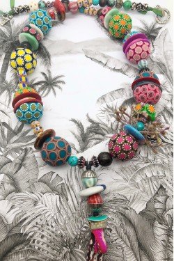 Collier long d'inspiration aborigène avec de belles perles faites à la main par Aniki Bijoux