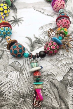 Collier long d'inspiration aborigène avec de belles perles faites à la main par Aniki Bijoux