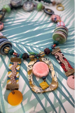 Collier long d'inspiration africaine avec de belles perles sélectionnées par Aniki Bijoux