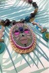collier mi long Annakiya avec détail du masque africain