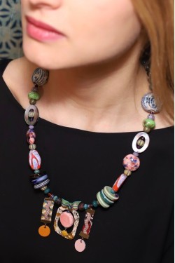Collier long d'inspiration africaine avec de belles perles sélectionnées par Aniki Bijoux