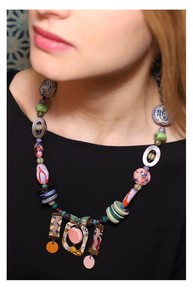 Collier long d'inspiration africaine avec de belles perles sélectionnées par Aniki Bijoux Collier long d'inspiration africaine avec de belles perles sélectionnées par Aniki Bijoux