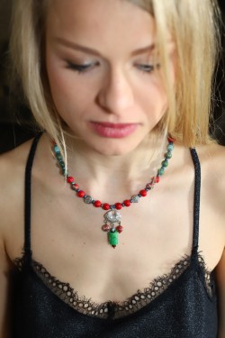 Collier assemblé avec perles ramenées de pays lointains, création Aniki Bijoux