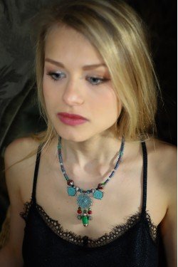 Collier assemblé avec perles ramenées de pays lointains création Aniki Bijoux