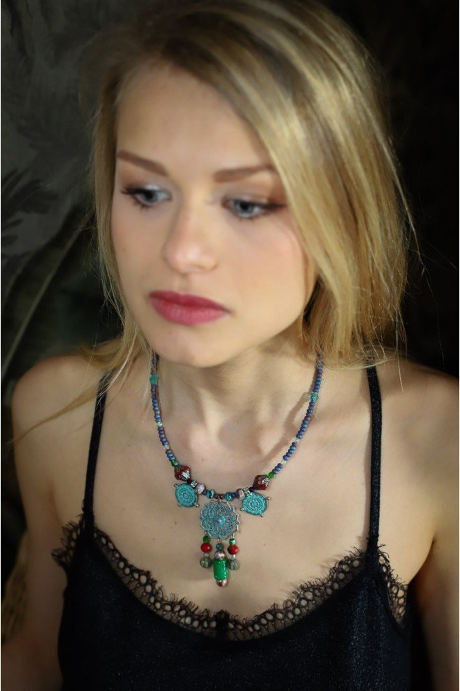 Collier assemblé avec perles ramenées de pays lointains création Aniki Bijoux Collier assemblé avec perles ramenées de pays lointains création Aniki Bijoux