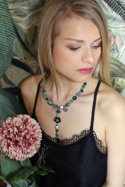Collier assemblé avec perles en verre tchèque création Aniki Bijoux