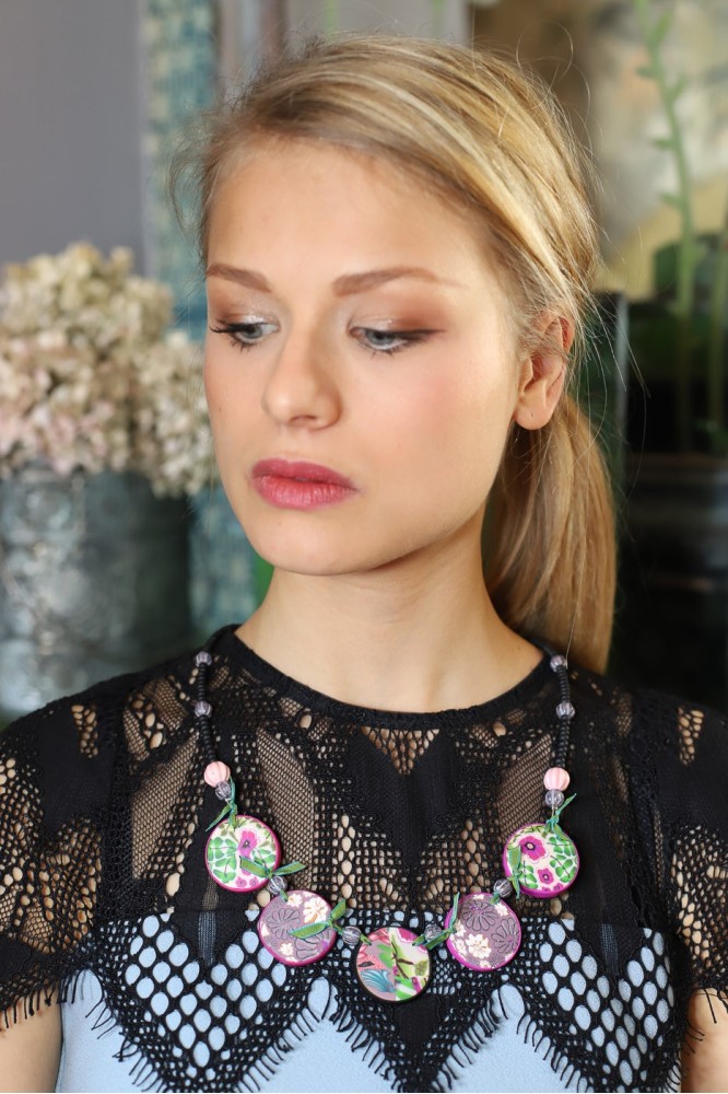 Collier long d'inspiration asiatique avec de belles perles plates faites à la main par Aniki Bijoux