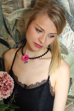 Collier court de fabrication artisanale par la créatrice  Aniki Bijoux