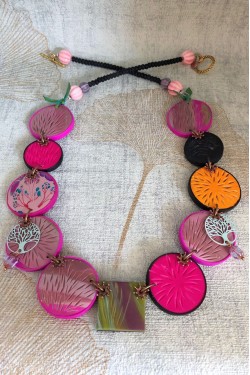 Collier long d'inspiration asiatique avec de belles perles plates faites à la main par Aniki Bijoux