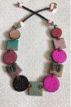 Collier long d'inspiration asiatique avec de belles perles plates faites à la main par Aniki Bijoux