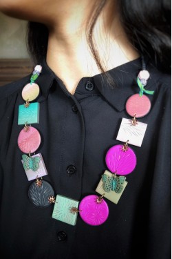 Collier long d'inspiration asiatique avec de belles perles plates faites à la main par Aniki Bijoux