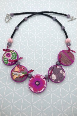 Collier long d'inspiration asiatique avec de belles perles plates faites à la main par Aniki Bijoux