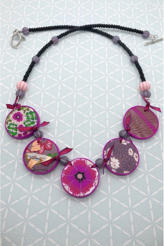 Collier long d'inspiration asiatique avec de belles perles plates faites à la main par Aniki Bijoux