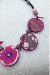 Collier long d'inspiration asiatique avec de belles perles plates faites à la main par Aniki Bijoux