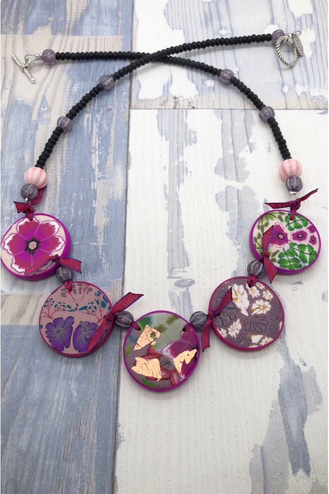Collier long d'inspiration asiatique avec de belles perles plates faites à la main par Aniki Bijoux Collier long d'inspiration asiatique avec de belles perles plates faites à la main par Aniki Bijoux