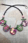 Collier long d'inspiration asiatique avec de belles perles plates faites à la main par Aniki Bijoux