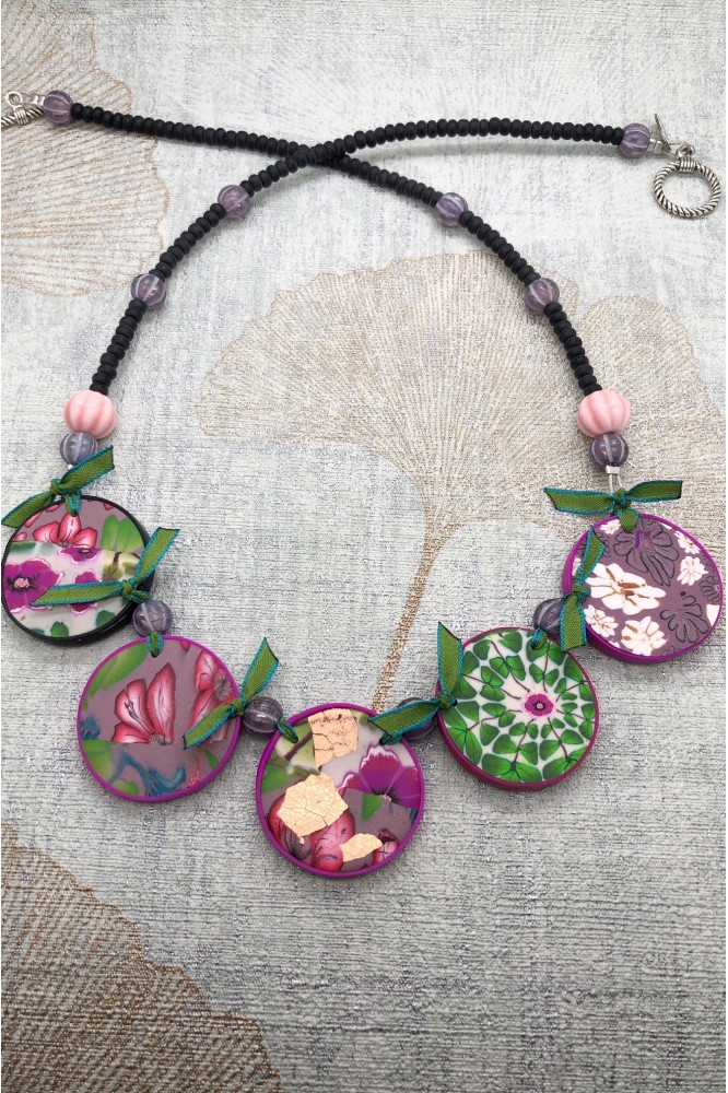 Collier long d'inspiration asiatique avec de belles perles plates faites à la main par Aniki Bijoux Collier long d'inspiration asiatique avec de belles perles plates faites à la main par Aniki Bijoux