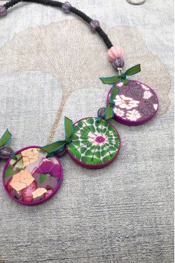 Collier long d'inspiration asiatique avec de belles perles plates faites à la main par Aniki Bijoux
