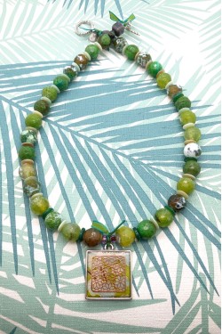 Collier long d'inspiration africaine avec une sélection de perles rares par Aniki Bijoux