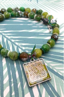Collier long d'inspiration africaine avec une sélection de perles rares par Aniki Bijoux