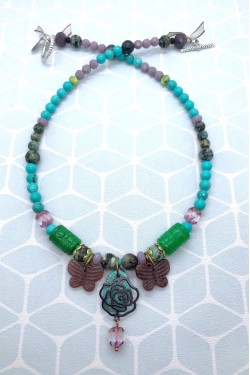 Collier court de fabrication artisanale par la créatrice  Aniki Bijoux
