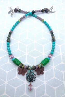 Collier court de fabrication artisanale par la créatrice  Aniki Bijoux