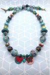 Collier long d'inspiration africaine avec une sélection de perles rares par Aniki Bijoux