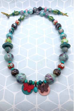 Collier long d'inspiration africaine avec une sélection de perles rares par Aniki Bijoux