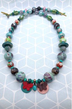 Collier long d'inspiration africaine avec une sélection de perles rares par Aniki Bijoux