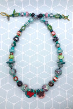 Collier long d'inspiration africaine avec une sélection de perles rares par Aniki Bijoux
