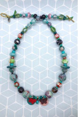 Collier long d'inspiration africaine avec une sélection de perles rares par Aniki Bijoux