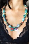 Collier long d'inspiration africaine avec une sélection de perles rares par Aniki Bijoux