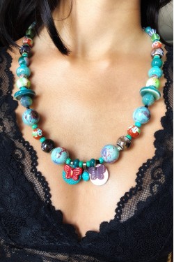 Collier long d'inspiration africaine avec une sélection de perles rares par Aniki Bijoux