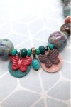 Collier long d'inspiration africaine avec une sélection de perles rares par Aniki Bijoux