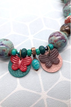 Collier long d'inspiration africaine avec une sélection de perles rares par Aniki Bijoux