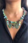Collier long d'inspiration africaine avec une sélection de perles rares par Aniki Bijoux