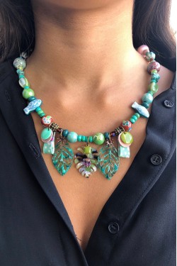 Collier long d'inspiration africaine avec une sélection de perles rares par Aniki Bijoux