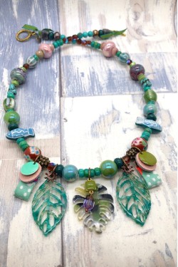 Collier long d'inspiration africaine avec une sélection de perles rares par Aniki Bijoux