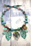Collier long d'inspiration africaine avec une sélection de perles rares par Aniki Bijoux