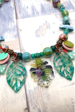 Collier long d'inspiration africaine avec une sélection de perles rares par Aniki Bijoux