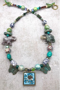 Collier court de fabrication artisanale par la créatrice  Aniki Bijoux